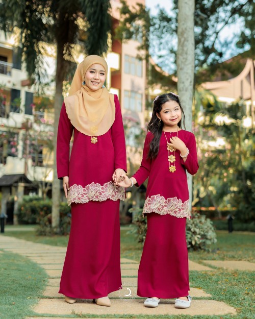 Tiara Raya Moms - Blood Red