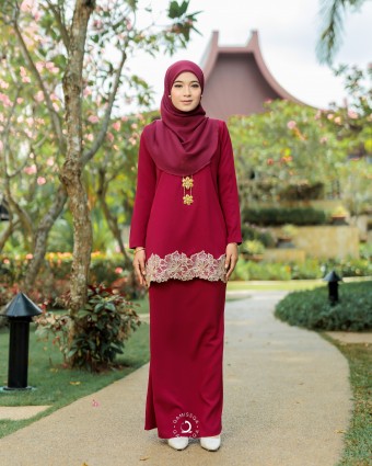 Tiara Raya Moms - Blood Red