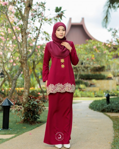 Tiara Raya Moms - Blood Red