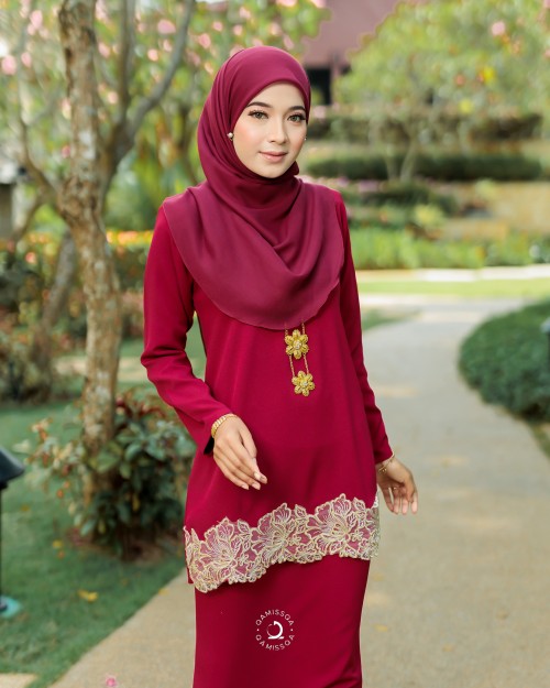 Tiara Raya Moms - Blood Red